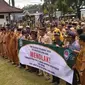 Ratusan kepala desa se- Kabupaten Lumajang membentangkan spanduk berisi menolak pengunduran diri Ketua DPRD Setenpat Anang Ahmaf Syaifudddin  dari jabatanya (Istimewa)