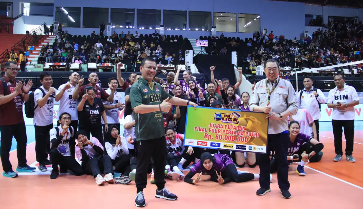 <p>Selebrasi para pemain dan ofisial tim Jakarta BIN merayakan gelar juara putaran pertama final four PLN Mobile Proliga 2024 usai mengalahkan Jakarta Popsivo Polwan pada laga terakhir di GOR Bung Tomo, Surabaya, Minggu (7/7/2024). Jakarta BIN menang 3-0 (25-13, 37-35, 26-24). (Dok. PBVSI)</p>