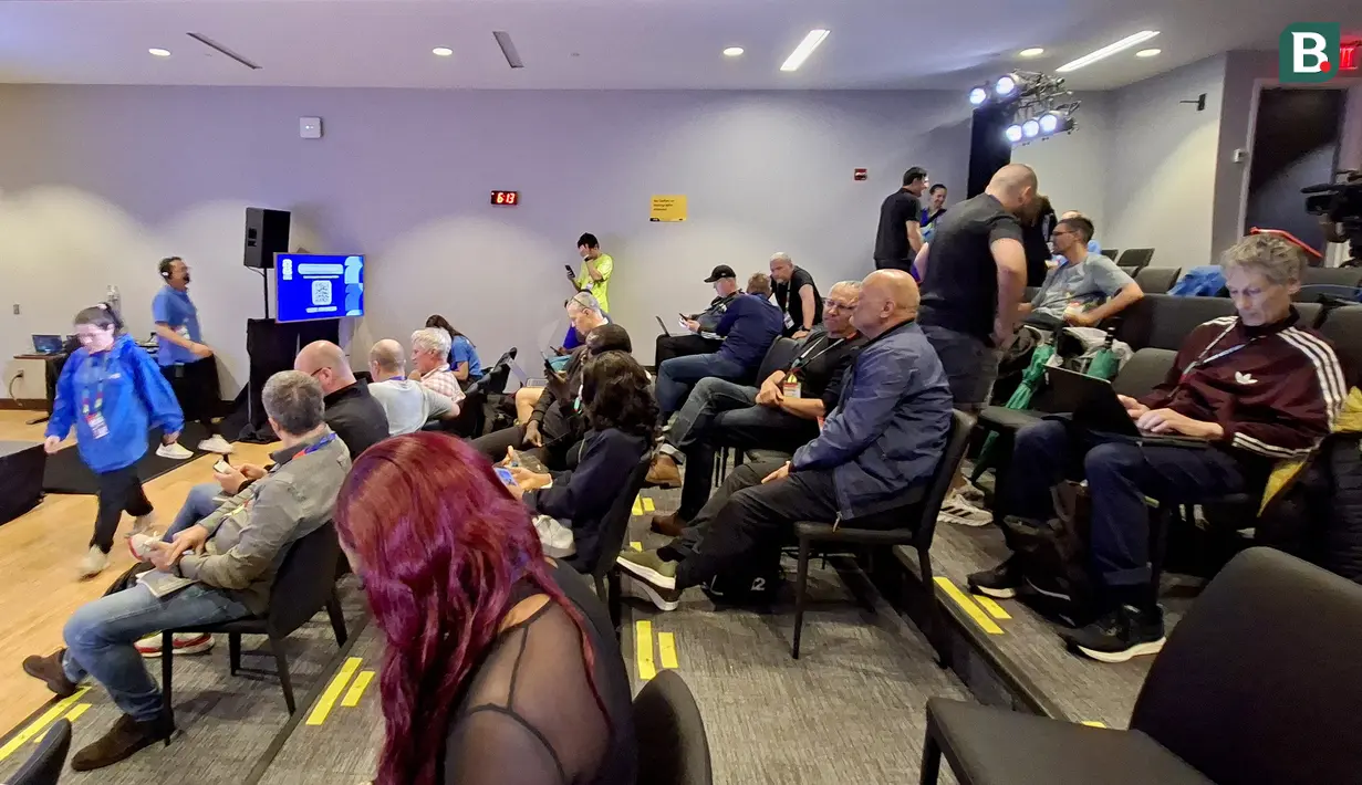 Sejumlah jurnalis dari berbagai negara menunggu dimulainya konferensi pers Timnas Inggris di Media Center Boston, Amerika Serikat, Senin (22/6/2026). Sesi tersebut menjadi bagian dari rangkaian agenda resmi Piala Dunia 2026 menjelang pertandingan Inggris melawan Ghana pada laga kedua Grup. (KLY Sports/Hery Kurniawan)