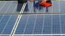 Studi dari Institute for Essential Services Reform (IESR) pun menyebutkan, energi surya jadi tulang punggung sistem energi nol emisi pada 2050. (merdeka.com/Arie Basuki)