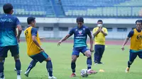 Skuad Persib Bandung saat berlatih di Stadion GBLA, Kota Bandung, Selasa (14/9/2021). (Bola.com/Erwin Snaz)