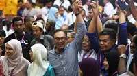 Anwar Ibrahim (tengah) merayakan kemenangannya dalam pemilu sela di Port Dickson, Negeri Sambilan. Ia kini menjadi Anggota Parlemen Malaysia terpilih untuk mewakili wilayah konstituensi Port Dickson (AFP PHOTO)