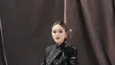 Amanda Manopo tampil bak ningrat kenakan kebaya Janggan hitam bermotif hitam. Kebaya janggan ini dipadukan dengan korset dan kain Batik berwarna terang. [@amandamanopo]