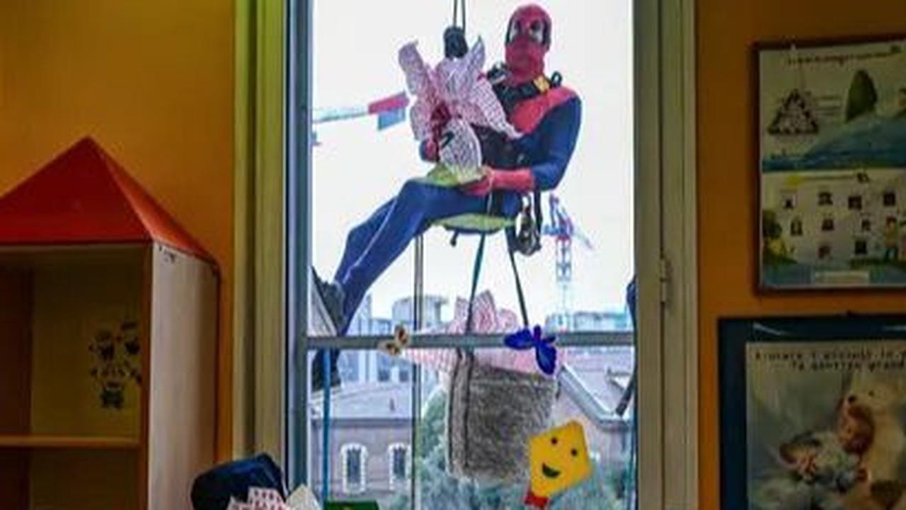 Orang-orang berpakaian seperti 'Spiderman' mengantarkan telur Paskah kepada pasien anak-anak yang dirawat di bangsal anak di Klinik De Marchi, Milan, Italia, pada 28 Maret 2024. Paskah merupakan hari raya bagi umat Nasrani untuk merayakan kepercayaan akan