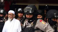 Pimpinan JAT, Abu Bakar Baasyir dikawal anggota Densus 88 saat tiba di Kejari Jaksel, Senin (13/12). Ba'asyir tidak bersedia menandatangani berkas apa pun yang disodorkan penyidik Polri.(Antara)