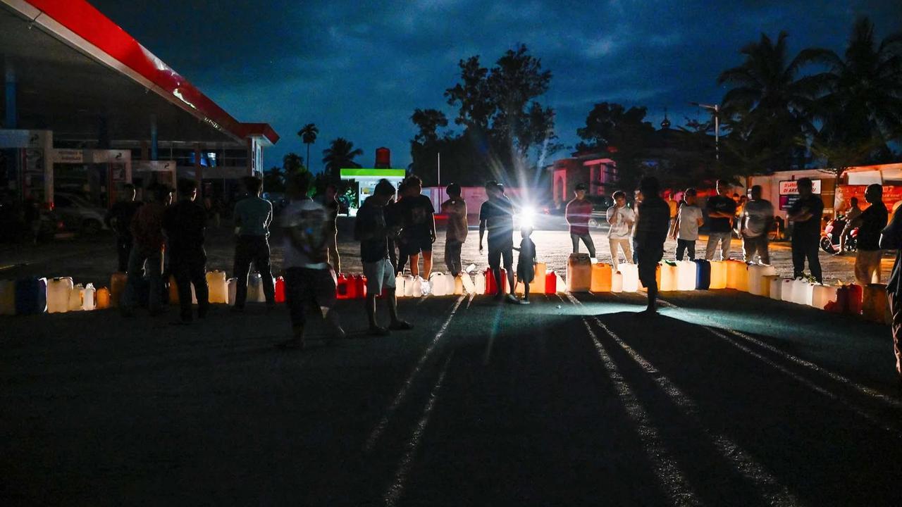 FOTO: Antrean Panjang BBM Warnai Pemulihan Pascabanjir di Sumut dan Aceh