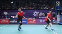 Ganda campuran Indonesia, Tontowi Ahmad/Liliyana Natsir mengembalikan kok ke arah Lee Chun Hei R/Chau Hoi Wah (Hong Kong) di perempat final Bulutangkis Asian Games 2018 di Istora Kompleks GBK, Jakarta, Sabtu (25/8). (Liputan6.com/Helmi Fithriansyah)