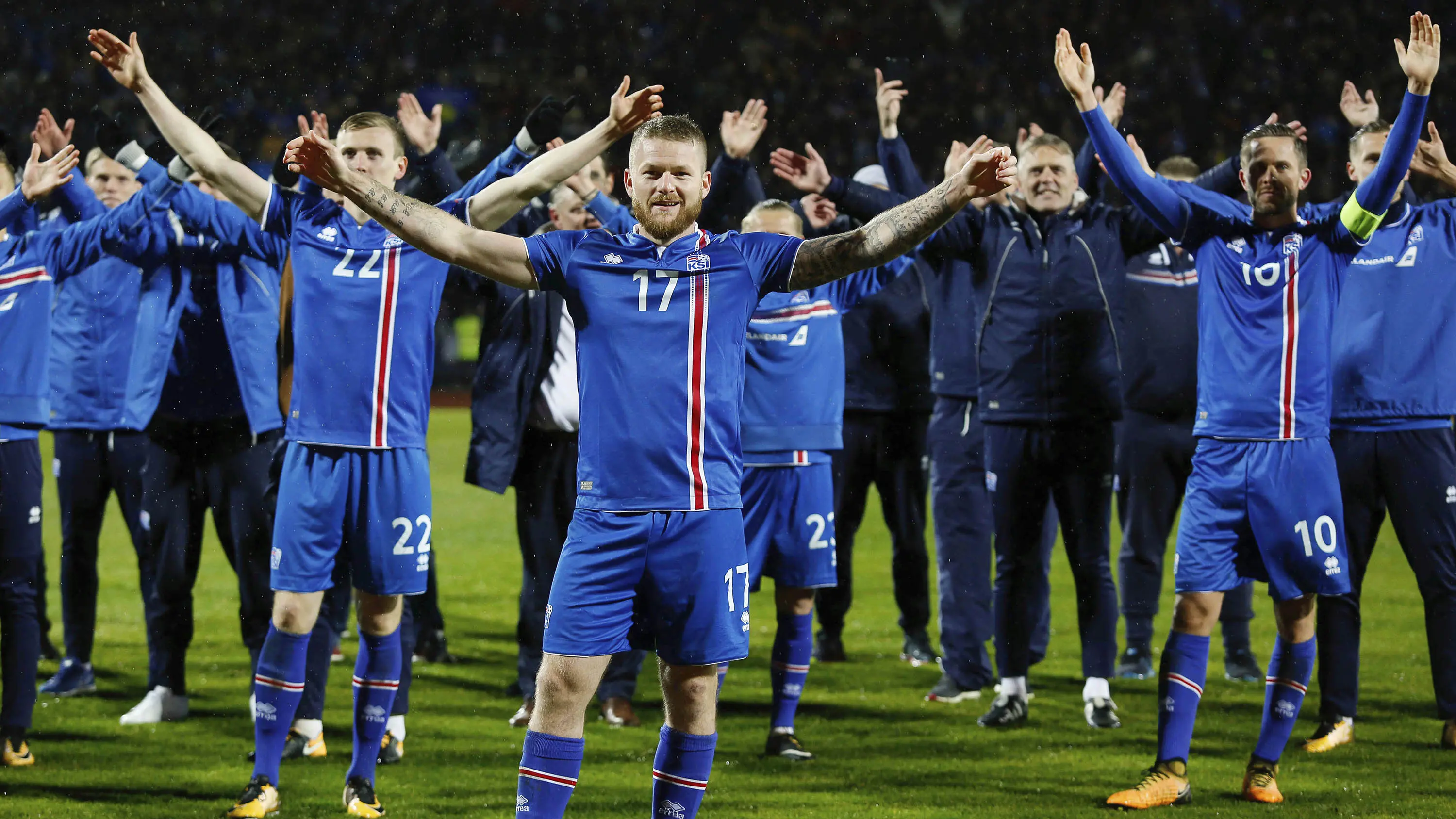 Kapten Islandia, Aron Gunnarsson, bersama rekan- rekannya melakukan selebrasi usai memastikan negaranya lolos Piala Dunia 2018 di Stadion Laugardalsvöllur, Senin (9/10/2017). Islandia menang 2-0 atas Kosovo. (AP/Brynjar Gunnarsson)