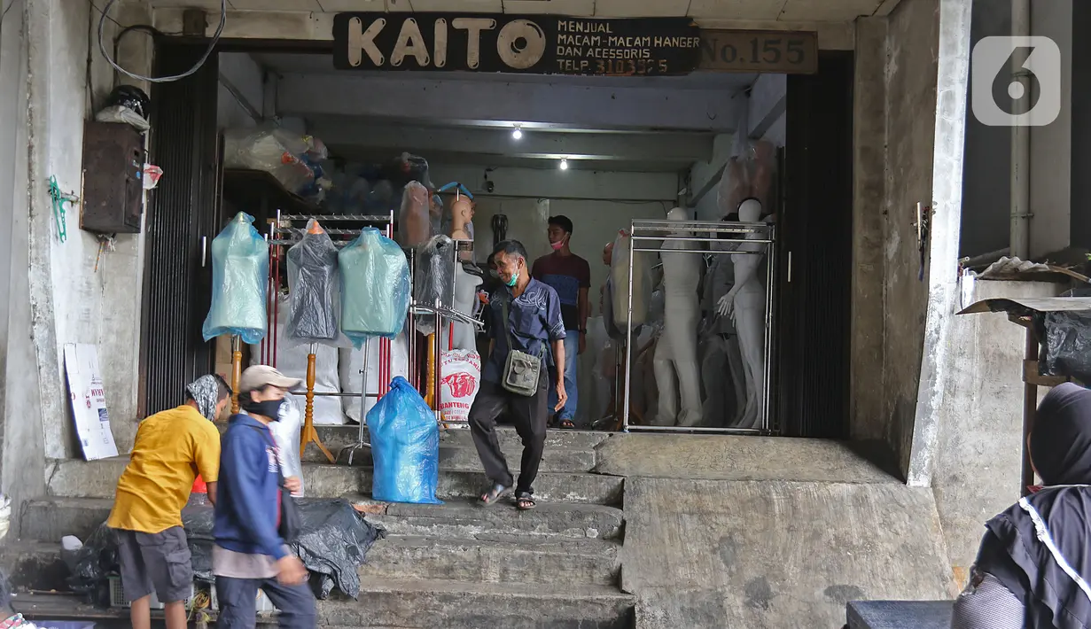 Aktivas di salah satu kios yang berada di Kawasan Pasar Tanah Abang, Jakarta, Senin (6/4/2020). Pemerintah Provinsi DKI Jakarta memperpanjang penutupan sementara Pasar Tanah Abang hingga 19 April 2020 sebagai bentuk pencegahan penyebaran corona COVID-19. (Liputan6.com/Herman Zakharia)