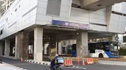 Suasana di sekitar Stasiun MRT ASEAN di Jakarta, Kamis (4/4). Pemprov DKI Jakarta menargetkan pembangunan skybridge yang menghubungkan Stasiun MRT ASEAN dengan halte transjakarta CSW di koridor 13 rampung pada Oktober 2019. (Liputan6.com/Immanuel Antonius)