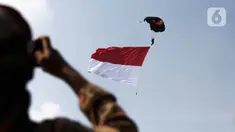 Atraksi terjun payung anggota Polairud saat perayaan HUT ke-69 Polairud di Mako Polairud, Pondok Cabe, Tangerang, Banten, Rabu (4/12/2019). HUT bertema 'SDM Unggul dengan Almatsus Modern, Korpolairud Baharkam Polri Siap Menjaga Stabilitas Keamanan Dalam Negeri'. (Liputan6.com/Faizal Fanani)