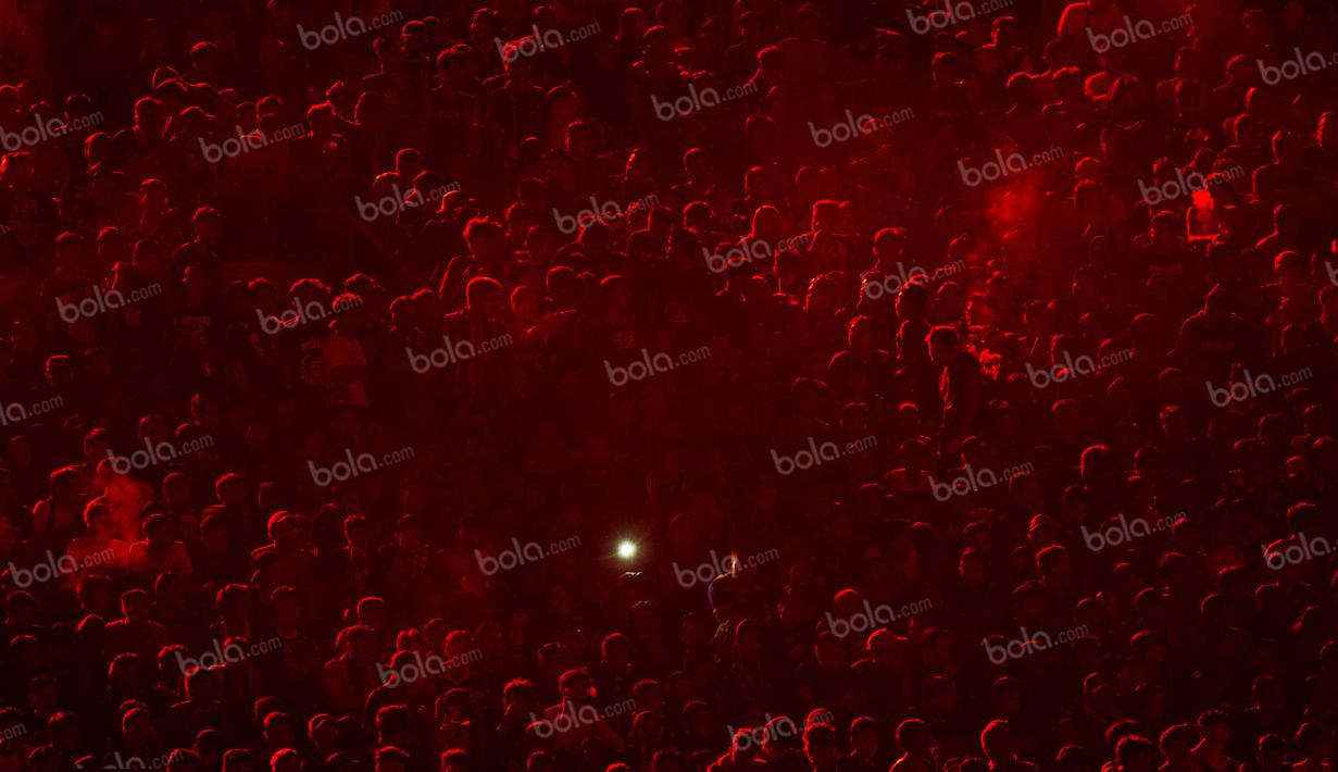 Sepanjang laga baik Bobotoh, julukan suporter Persib Bandung maupun Aremania, nama fans Arema Cronus terus bernyanyi mengiringi klub idolanya bertanding. (Bola.com/Vitalis Yogi Trisna)