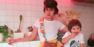 Jessica Iskandar, belakangan ini menuai pujian lantaran caranya yang dinilai sangat baik dalam mendidik buah hatinya, El Barack Alexander. Selain itu, dalam kesehariannya Jedar dan sang anak juga kerap berpenampilan kompak. (Instagram/inijedar)