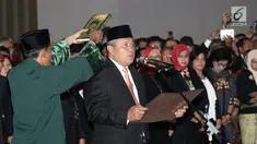 Perry Warjiyo diambil sumpah jabatan saat dilantik sebagai Gubernur BI di Gedung Mahkamah Agung, Jakarta, Kamis (24/5). Perry resmi menjabat sebagai Gubernur BI menggantikan Agus Martowardojo yang habis masa jabatannya. (Merdeka.com/Iqbal Nugroho)