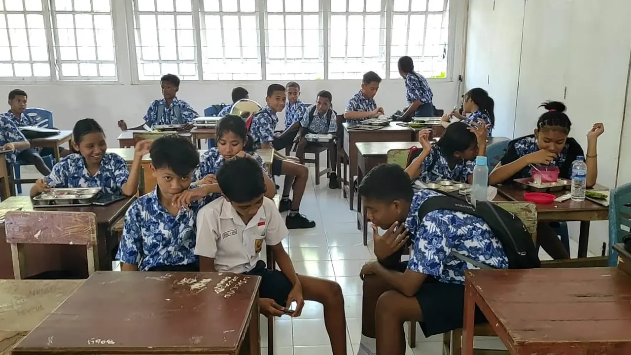 Ratusan pelajar SMP Negeri 5 Kota Kupang, NTT menolak makanan bergizi gratis karena trauma (Liputan6.com/Ola Keda)