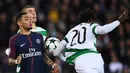 Bek Celtic, Dedryck Boyata berebut bola dengan pemain Paris Saint-Germain, Layvin Kurzawa dalam lanjutan fase grup Liga Champions di Parc des Princes, Kamis (23/11). PSG menunjukkan keperkasaannya dengan melumat Celtic 7-1. (FRANCK FIFE / AFP)