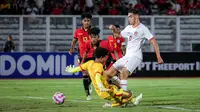 Pemain Timnas Indonesia U-20, Jens Raven mencetak gol pembuka ke gawang Timor Leste pada laga Grup F Kualifikasi Piala Asia U-20 2025 di Stadion Madya, Senayan, Jakarta, Jumat (27/09/2024). (Bola.com/Bagaskara Lazuardi)