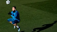Penyerang Real Madrid, Cristiano Ronaldo berusaha mengontrol bola dengan kepalanya saat sesi latihan di  Valdebebas Sport City, Madrid (5/12). Madrid akan bertanding melawan Borussia Dortmund pada grup H Liga Champions. (AFP/Pierre-Philippe Marcou)