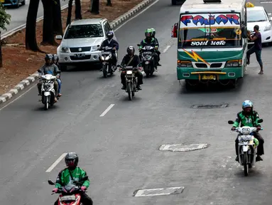 Sejumlah ojek aplikasi melintas diantara angkutan umum bus di kawasan Sudirman, Jakarta, Kamis (8/10/2015). Ketua DPD Organda DKI mencatat adanya penurunan penumpang angkutan umum Hingga 40 Persen. Liputan6.com/Faizal Fanani)