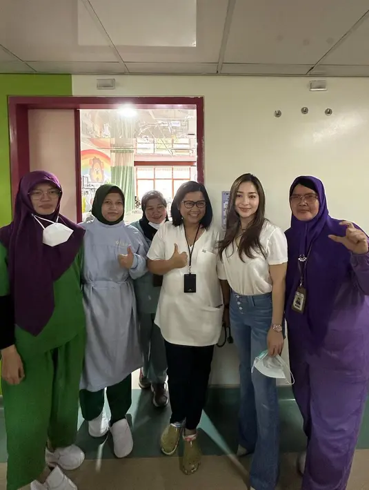Aktris 28 tahun itu memilih untuk berbagi bingkisan dengan para pasien di sebuah rumah sakit di Jakarta.  [Foto: IG/nikitawillyofficial04].