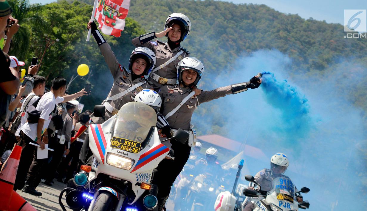 Polwan beratraksi menggunakan motor gede selama Road Safety Festiva Millenial Gorontalo, Minggu (10/2). Atraksi ditampilkan untuk memberi gambaran kaum millenial dalam berkendara membutuhkan keterampilan khusus. (Liputan6.com/Rahmad Arfandi Ibrahim)