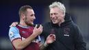 Manajer tim West Ham United, David Moyes (kanan) merayakan kemenangan 1-0 atas Everton bersama bek Vladimir Coufal dalam laga lanjutan Liga Inggris 2020/21 pekan ke-17 di Goodison Park, Jumat (1/1/2021). (AFP/Alex Pantling/Pool)