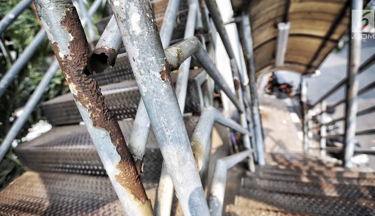 Tiang Jembatan penyeberangan orang (JPO) di Jalan Iskandarsyah Raya, Blok M, Jakarta yang terbuat dari besi sudah berkarat dan keropos, Kamis (23/8). Karena keropos, ada bagian bawah tiang yang menggantung. (Liputan6.com/Faizal Fanani)