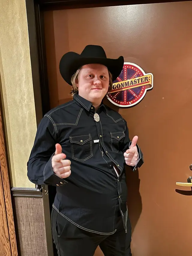Lewis Capaldi (https://www.instagram.com/p/CqbWTqeP20p/?img_index=1)