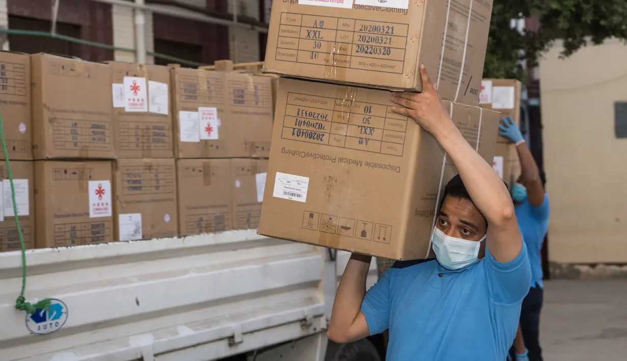 Para pekerja memindahkan pasokan medis sumbangan dari China di Kairo, Mesir (10/5/2020). Mesir pada Minggu (10/5) menerima kelompok pengiriman bantuan medis kedua dari pemerintah China bagi negara di kawasan Afrika Utara tersebut untuk memerangi wabah Covid-19. (Xinhua/Wu Huiwo)