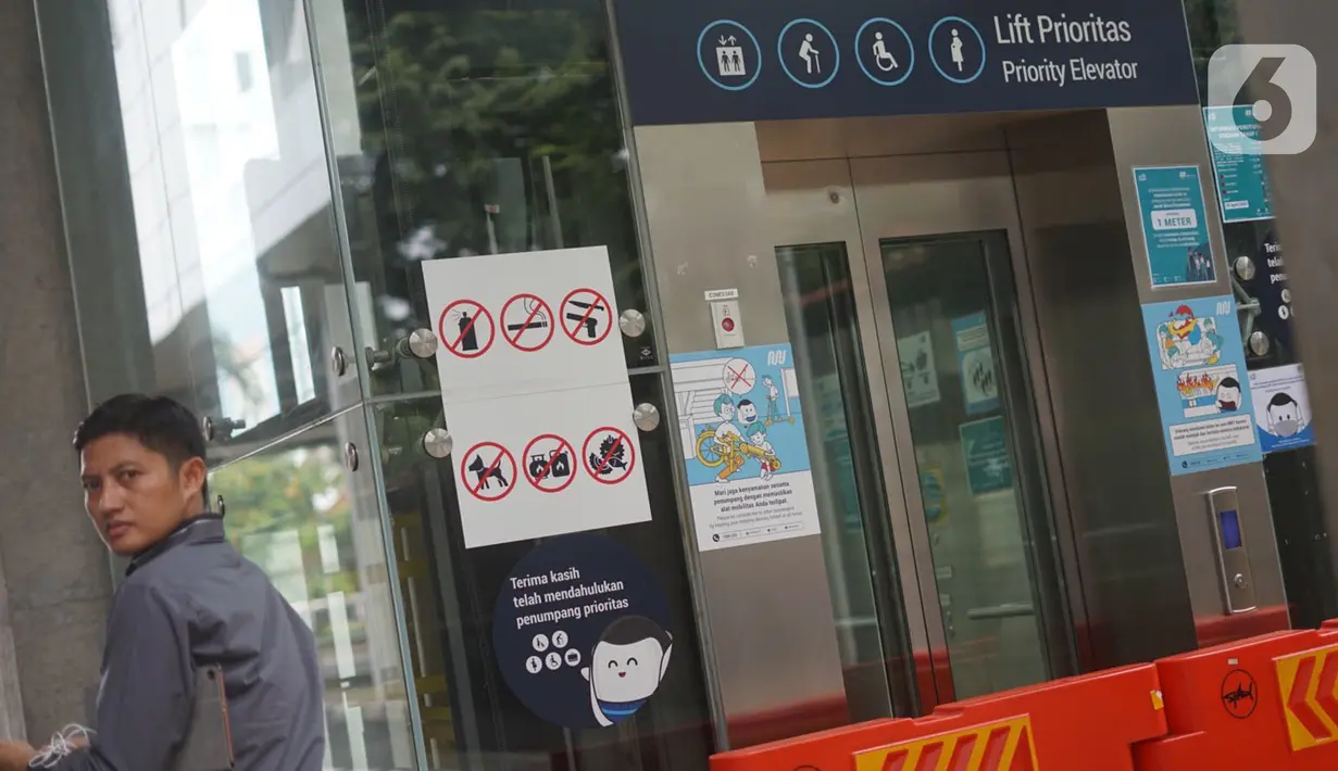 Seorang pria berjalan dekat Stasiun MRT ASEAN yang sepi karena ditutup di Jakarta, Senin (20/4/2020). PT MRT Jakarta (Perseroda) melakukan pembatasan operasional MRT guna mendukung penerapan Pembatasan Sosial Berskala Besar (PSBB) DKI Jakarta. (Liputan6.com/Immanuel Antonius)
