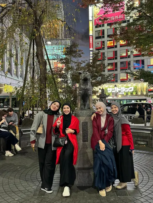 Di tengah kesibukan merilis buku di Tokyo, Jepang, Natasha Rizky (Acha) dan ketiga sahabatnya, Ratna Galih, Nina Zatulini, dan Dian Ayu Lestari, tak hanya menikmati momen profesional, tetapi juga merayakan kebersamaan mereka dengan liburan seru.  [@dianayulestari].