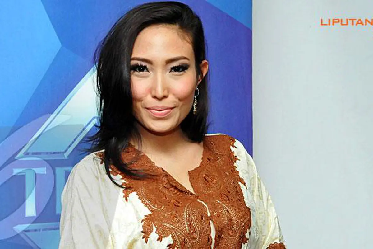Ayu Dewi Ingin Jadi Kartini untuk Suami