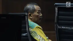 Terdakwa penerima suap, Sudiwardono saat menjalani sidang putusan di Pengadilan Tipikor, Jakarta, Rabu (6/6). Mantan Ketua Pengadilan Tinggi Manado ini dinyatakan bersalah, dihukum enam tahun penjara, denda Rp 300 juta. (Liputan6.com/Helmi Fithriansyah)