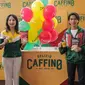 Aktor muda Iqbaal Ramadhan (kedua kanan) dan CEO PT Sumber Kopi Prima, Ihsan Mulia Putri (kedua kiri) berpose saat launching Kopi Caffino di kawasan Jakarta, Selasa ( 9/7/2019). Caffino menggandeng aktor sekaligus musisi muda, Iqbaal Ramadhan sebagai brandambassador. (Liputan6.com/Faizal Fanani)