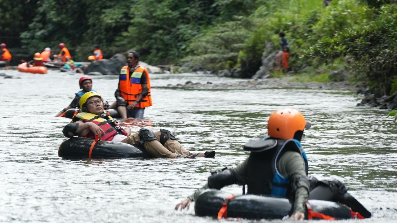 Di Sungai Gaongo, kami melakukan tubing. Sungai Gaongo banyak jeram yang memompa adrenalin. Salah satu jeramnya level 3.<br>Langit biru. Sisi kanan bukit dengan pohon lebat. sisi kiri juga.