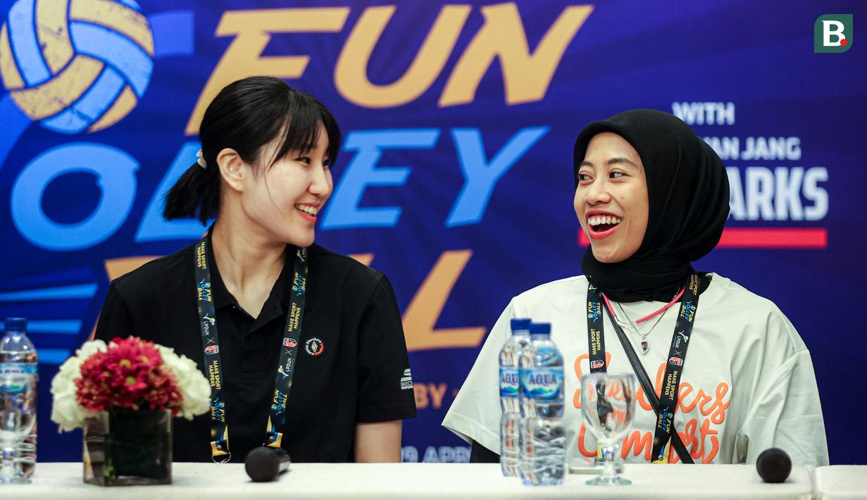 <p>Pemain Red Sparks, Megawati Hangestri Pertiwi (kanan) bercanda dengan Yeum Hye-seon saat konferensi pers jelang laga Fun Volleyball 2024 melawan Indonesia All Stars di Hotel Mulia, Senayan, Jakarta, Jumat (19/04/2024). (Bola.com/Bagaskara Lazuardi)</p>