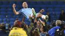 Bek Manchester City, Pablo Zabaleta, diangkat rekan setimnya usai pertandingan Liga Inggris melawan West Bromwich Albion di Stadion Etihad, Selasa, (16/05/2017). Zabaleta resmi pamit dari klub Manchester City. (AFP/ Anthony Devlin)