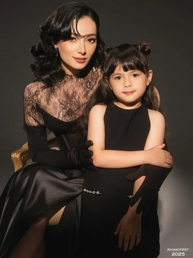 Gaya Manglingi Asmirandah Pakai Lace Dress, Tampil Kompak Bersama Sang Putri di Pemotretan