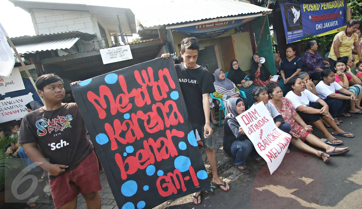 Warga Jalan Lauser, RT 08/08, Kebayoran Baru, Jakarta, menjaga ketat pintu masuk permukiman mereka, Senin (9/5). Penjagaan dilakukan lantaran hari ini diisukan akan ada penyampaian SP-2 terkait penggusuran di lokasi itu. (Liputan6.com/Immanuel Antonius)