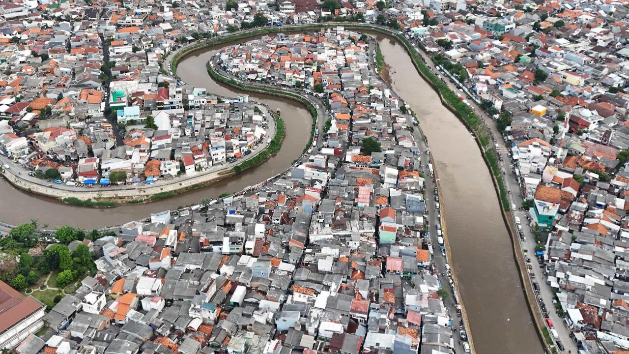 Normalisasi Kali Ciliwung Tersendat