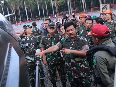 Panglima TNI, Marsekal TNI Hadi Tjahjanto saat meninjau salah satu helikopter TNI AD pada pameran Alat Utama Sistem Persenjataan TNI di Kawasan Monas, Jakarta, Kamis (27/9). Pameran ini bagian perayaan HUT TNI ke-73. (Liputan6.com/Helmi Fithriansyah)