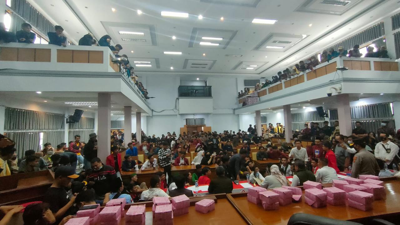 Ratusan mahasiswa Garut kembali menduduki Gedung DPRD Garut menyuarakan penolakan kenaikan harag BBM Bersubsidi oleh pemerintah. (Liputan6.com/Jayadi Supriadin)