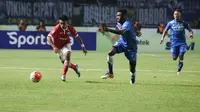 Aksi Yanto Basna di duel sengit Persib vs Persija (Yoppy Renato/Liputan6.com)