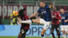 Partai seru duo Milan ini menyajikan duel sengit pada laga pekan ke-12 Serie A Liga Italia 2021/2022 yang dilangsungkan di San Siro pada Senin (8/11/2021) dini hari. (AP Photo/Antonio Calanni)