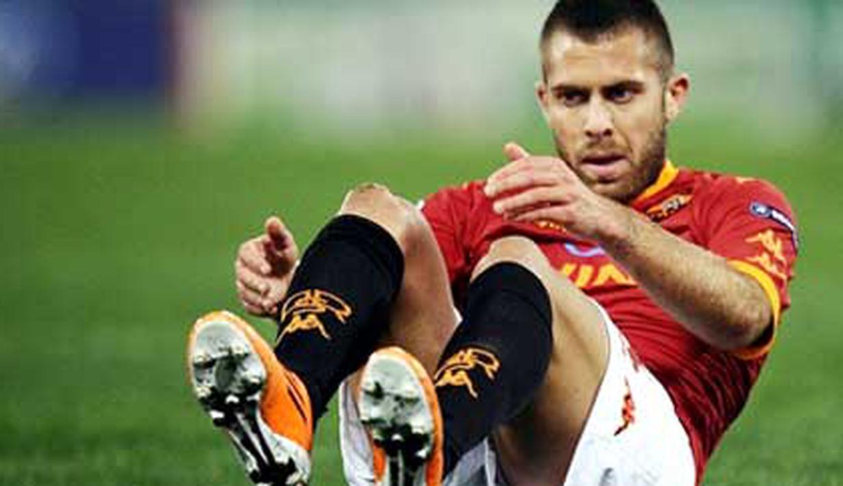 Reaksi gelandang AS Roma asal Prancis Jeremy Menez di laga 16 besar Liga Champions melawan Shakhtar Donetsl di Olympic Stadium, 16 februari 2011. AFP PHOTO / Filippo MONTEFORTE 