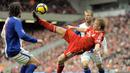 Dirk Kuyt. Eks sayap kanan Belanda berusia 42 tahun yang telah pensiun pada Juli 2018 bersama Quick Boys ini tercatat pernah berseragam Liverpool selama 6 musim mulai 2006/2007 hingga 2011/2012. Ia langsung mengenakan jersey bernomor punggung 18 yang tak bertuan pada musim 2005/2006 setelah ditinggalkan Antonio Nunez pada akhir muism 2004/2005. Bersama Liverpool Dirk Kuyt yang akhirnya hengkang ke Fenerbahce ini total bermain dalam 285 laga di semua ajang dengan torehan 71 gol dan 43 assist. (AFP/Andrew Yates)