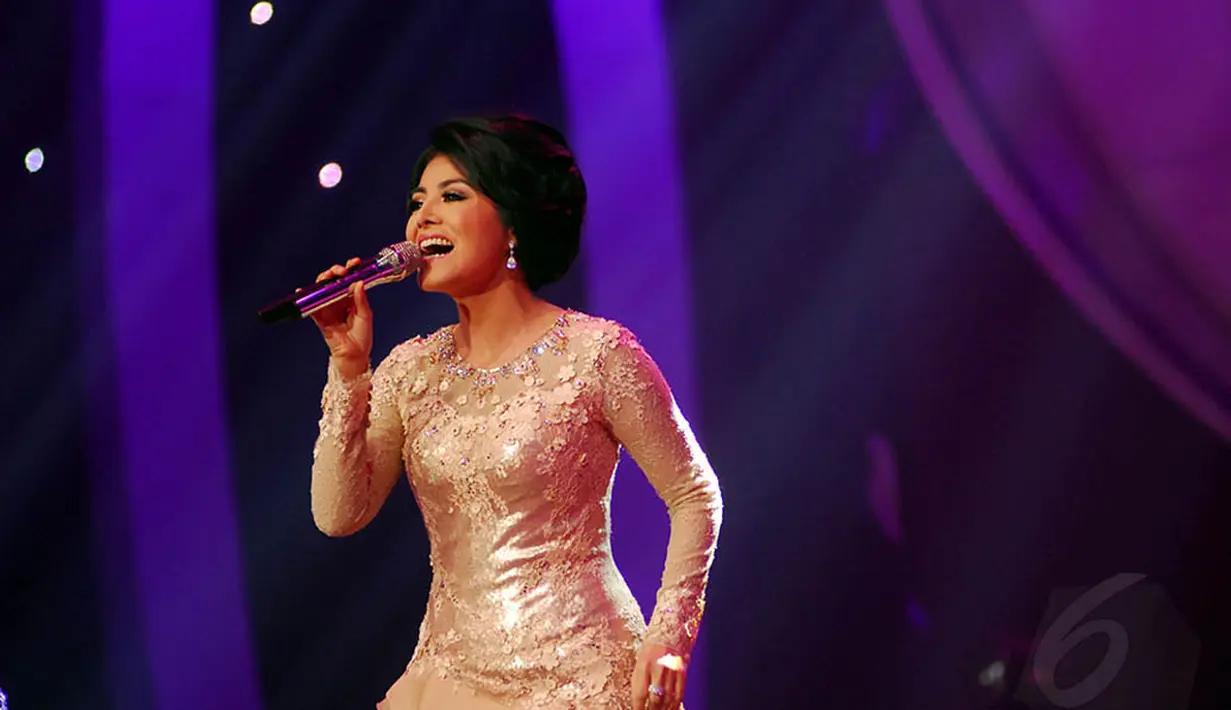 Biduan 40 tahun ini mendendangkan lagu Bisik-bisik Tetangga dan Rindu Berat saat di panggung D'Academy Indosiar (16/5/2014) (Liputan6.com/Miftahul Hayat)