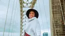 Inspirasi outfit musim dingin lainnya, padukan turtleneck knit dengan rok plisket maroon. Aksesori berupa topi boater bikin lookmu makin modis (Instagram/aysaharun).
