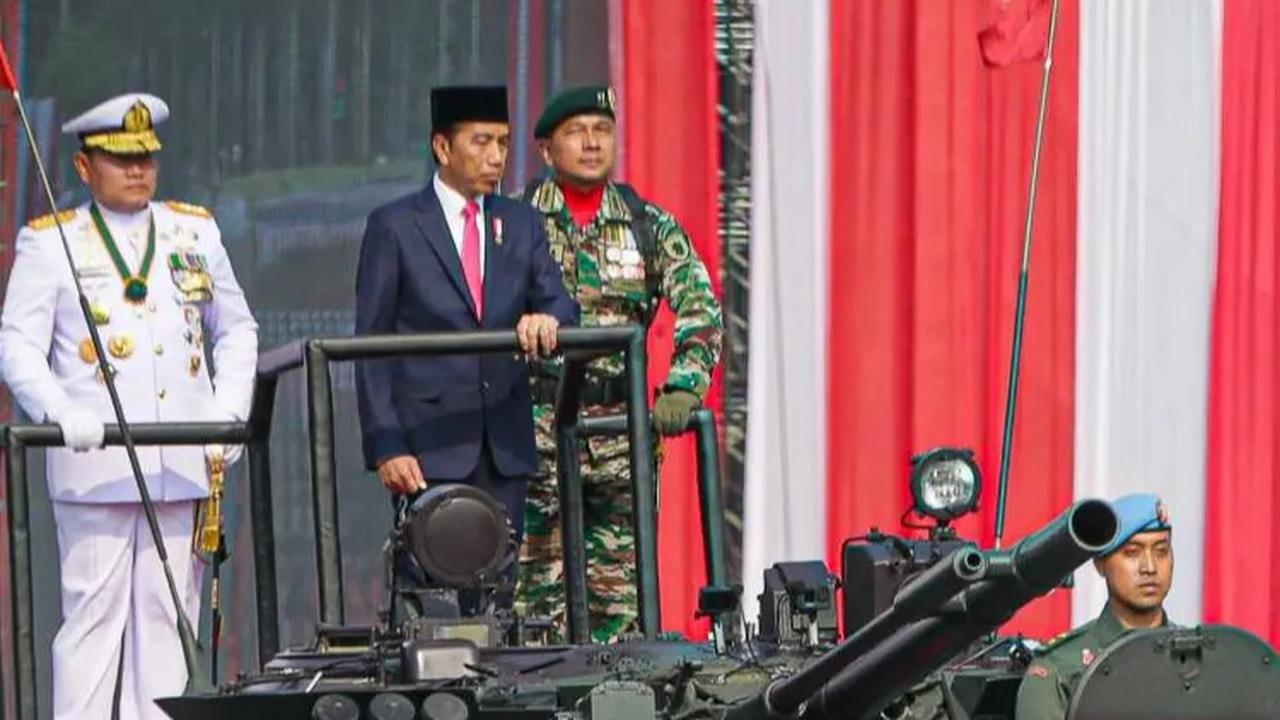 VIDEO: Jokowi Didampingi Panglima Yudo Berkeliling Naik Tank Cek Pasukan di HUT ke-78 TNI
