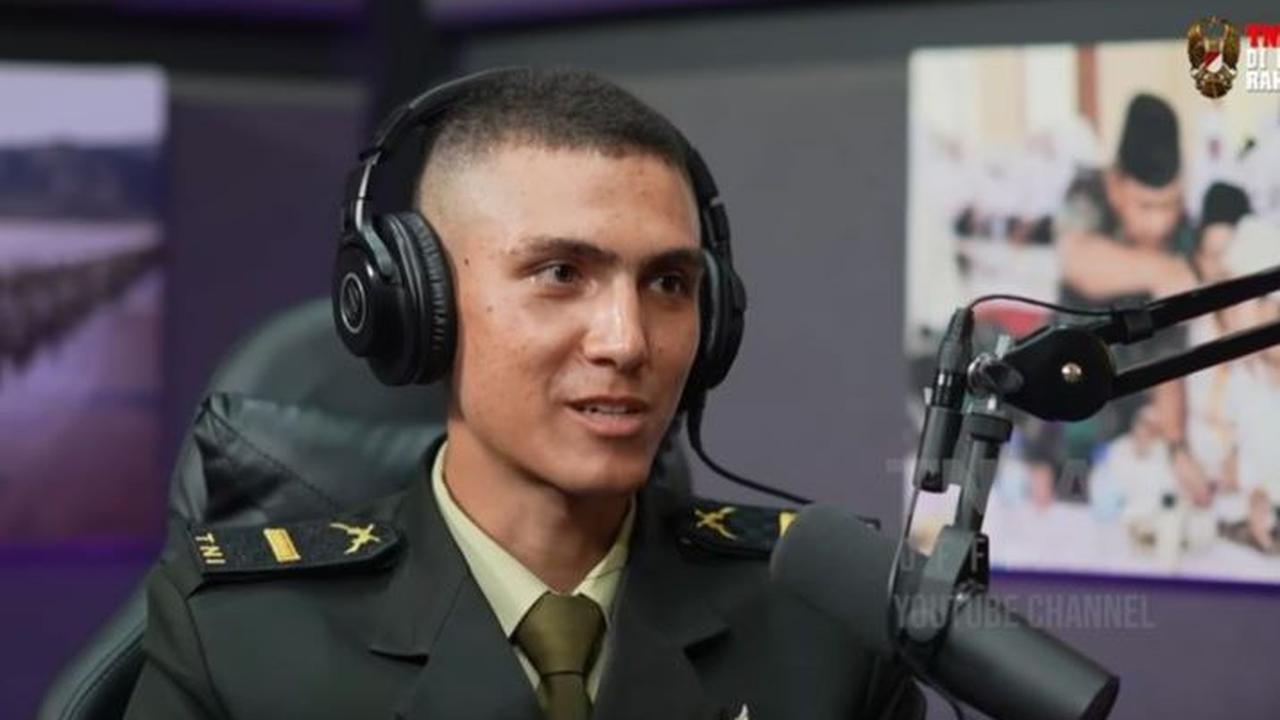 Uniknya, ada momen di mana Enzo tidak merasa sakit hati saat dimarahi oleh pelatih. Hal itu lantaran dirinya tidak mengerti apa yang dikatakan oleh sang pelatih.